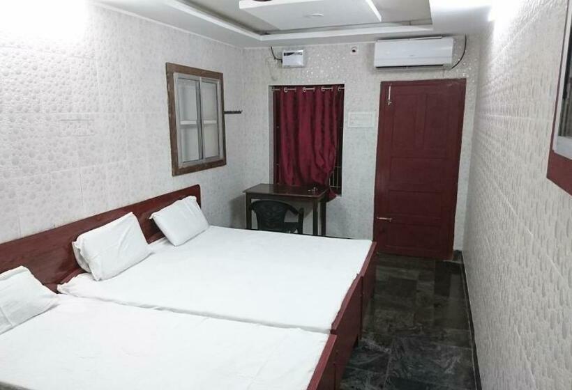 豪华三人间, Lawrence Lodge