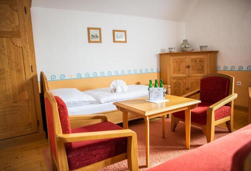 סוויטה עם טרסה, Libušín & Maměnka Národní Kulturní Památky