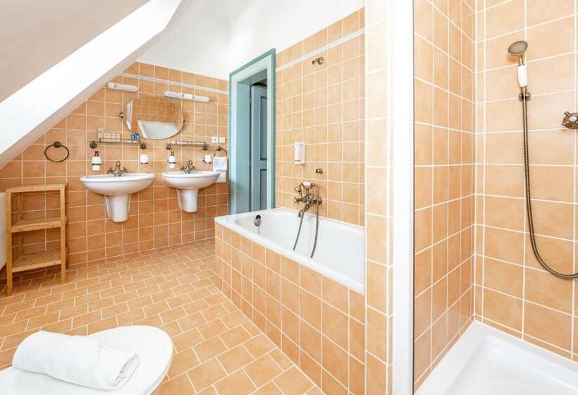 סוויטה עם טרסה, Libušín & Maměnka Národní Kulturní Památky