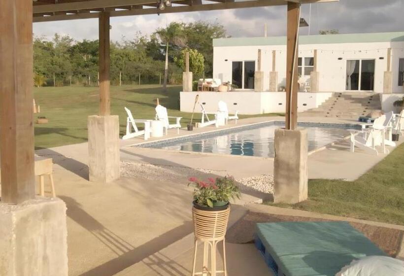 سوئیت با تخت بزرگ, The Grand Villa
