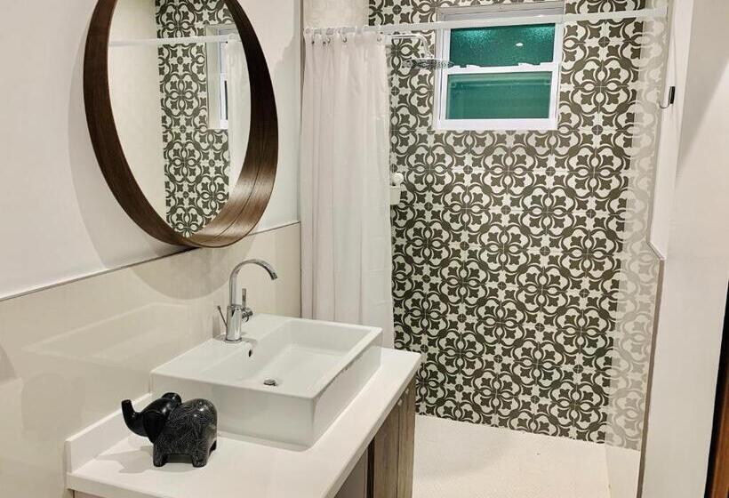 سوئیت با تخت بزرگ, The Grand Villa