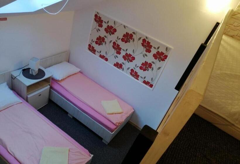 غرفة عائلية, Casa Greta