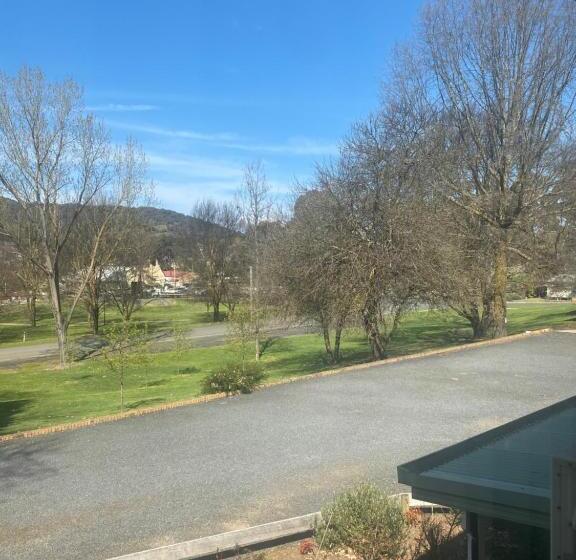 高级三人间, Tumbarumba Motel & Elms Restaurant