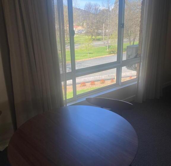 高级三人间, Tumbarumba Motel & Elms Restaurant