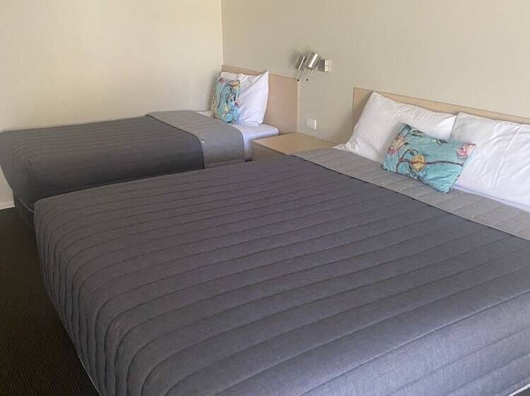 Номер Стандарт Трехместный, Tumbarumba Motel & Elms Restaurant