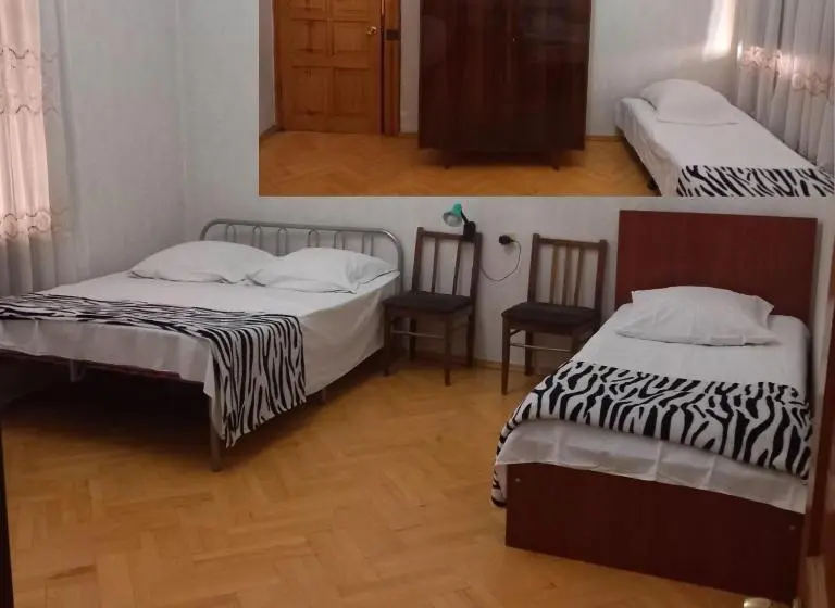 Economy Triple Room, Guli