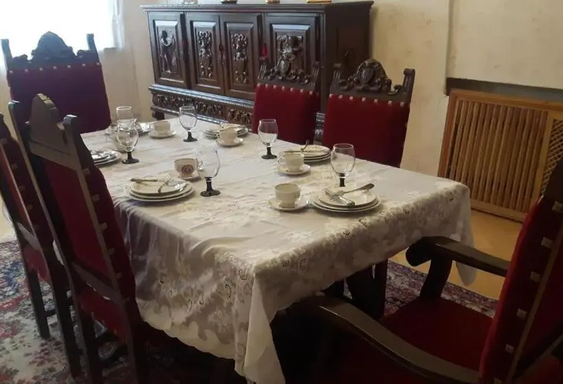Economy Triple Room, Guli