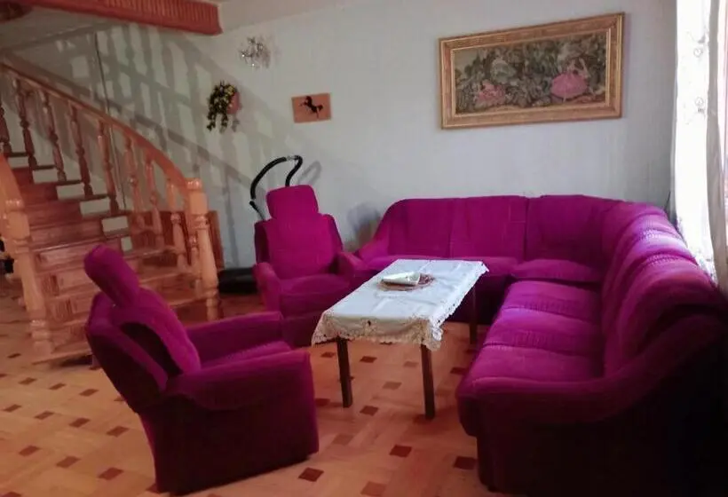 Economy Triple Room, Guli