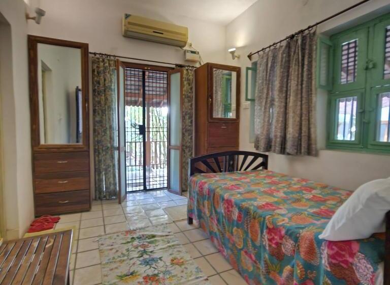 اتاق یک تخته با چشم‌انداز باغ, Kariappa House