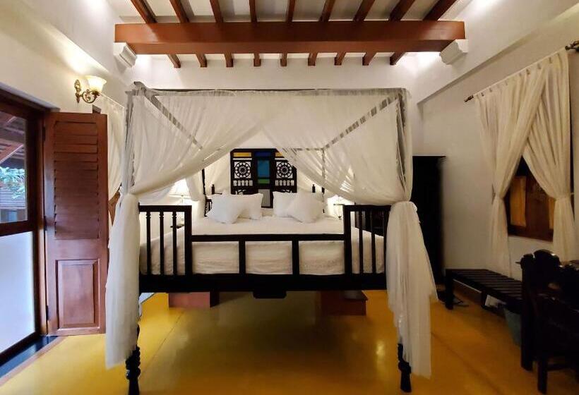 اتاق لوکس با بالکن, Kariappa House