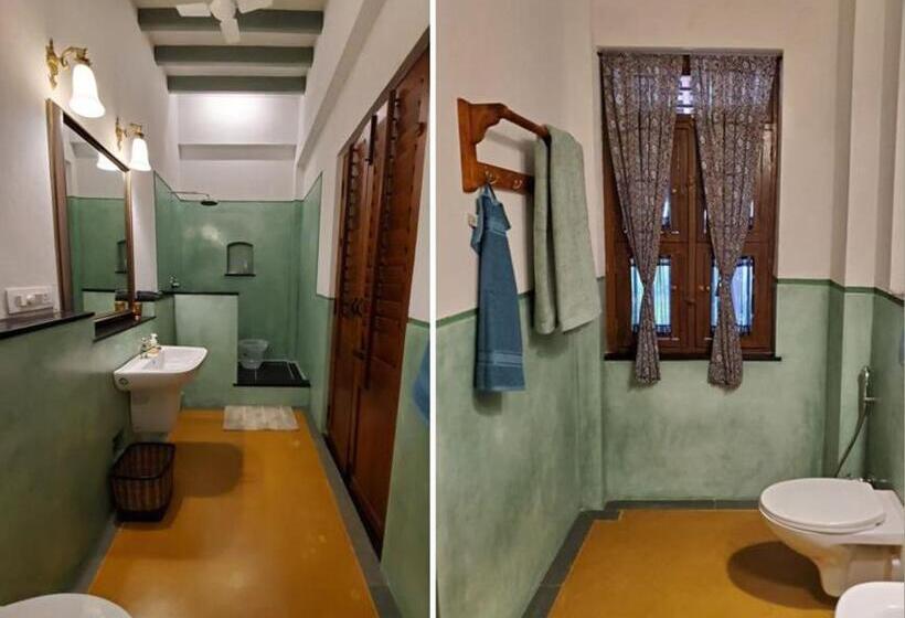 חדר דחוקס עם מיטת קינג, Kariappa House