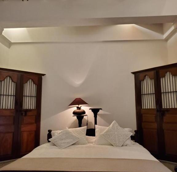 חדר דחוקס עם מיטת קינג, Kariappa House