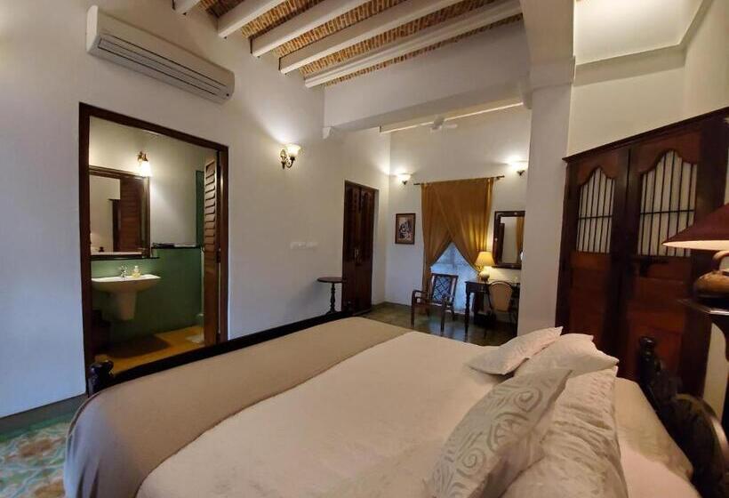 חדר דחוקס עם מיטת קינג, Kariappa House