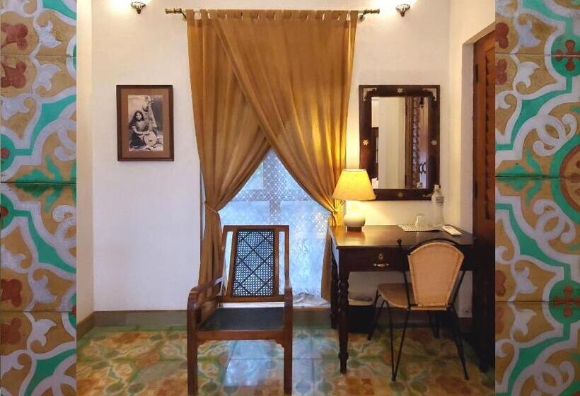 اتاق لوکس با تخت بزرگ, Kariappa House