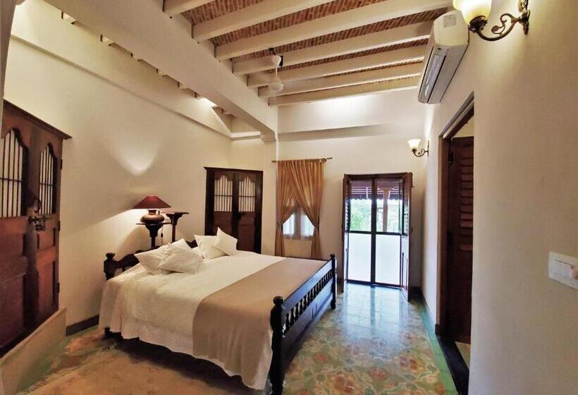 חדר דחוקס עם מיטת קינג, Kariappa House