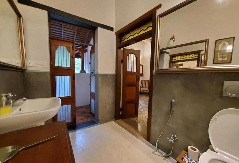 סטודיו דלוקס, Kariappa House