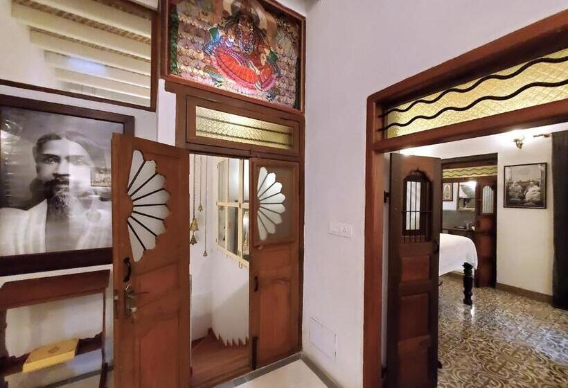 סטודיו דלוקס, Kariappa House