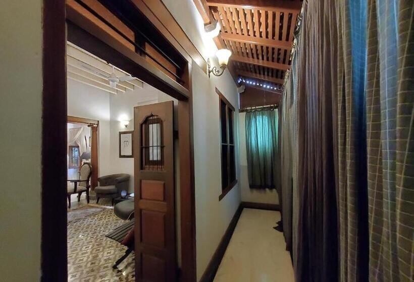 استودیوی لوکس, Kariappa House