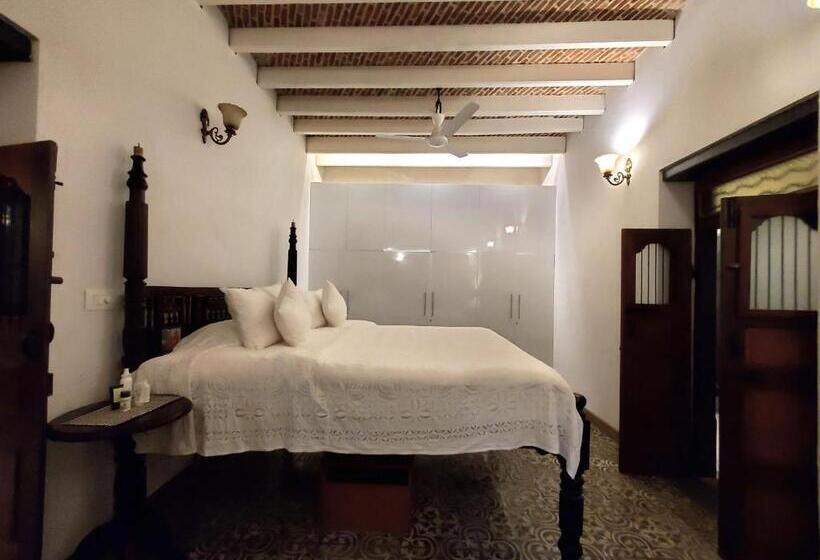 סטודיו דלוקס, Kariappa House