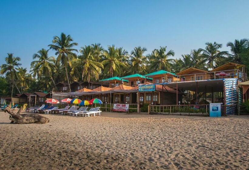 غرفة ديلوكس مطلّة علي البحر مزوَّدة بشُرفة, Om Sai Beach Huts