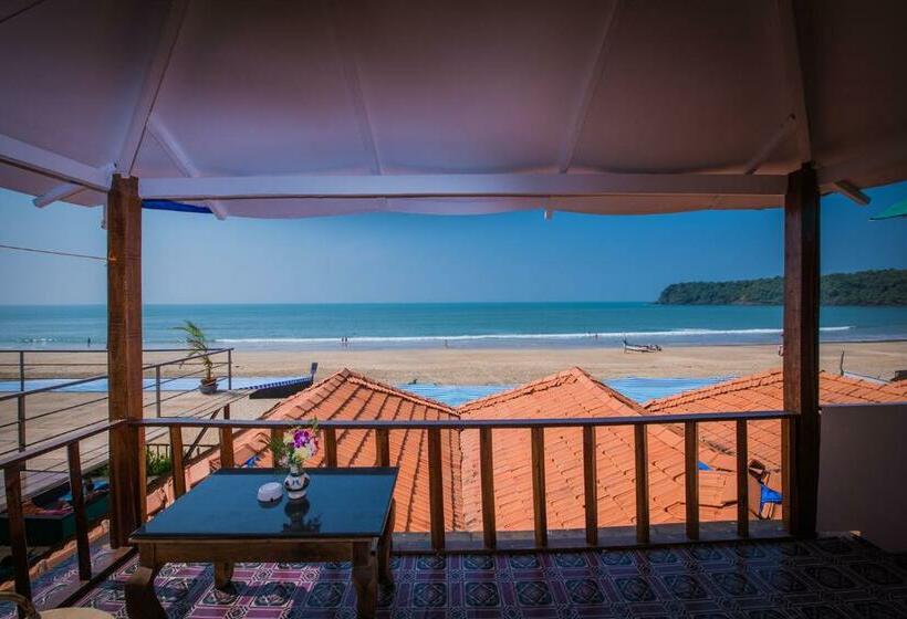 غرفة ديلوكس مطلّة علي البحر مزوَّدة بشُرفة, Om Sai Beach Huts