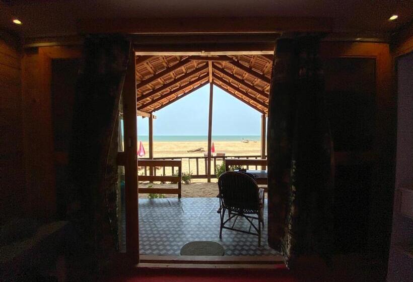غرفة ديلوكس مطلّة علي البحر مزوَّدة بشُرفة, Om Sai Beach Huts