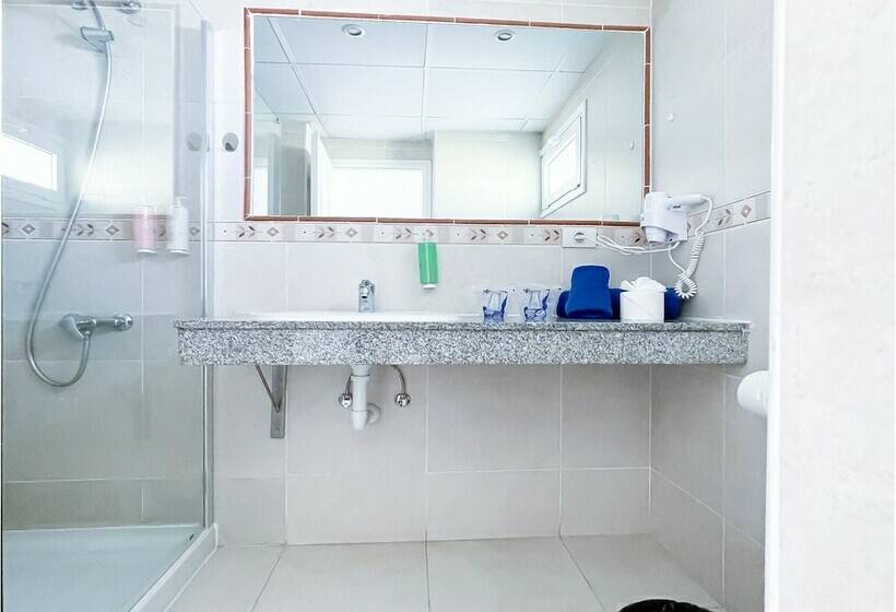 דירת חדר פרמיום עם נוף לבריכה, Aparthotel Playa del Sol - Adults Only