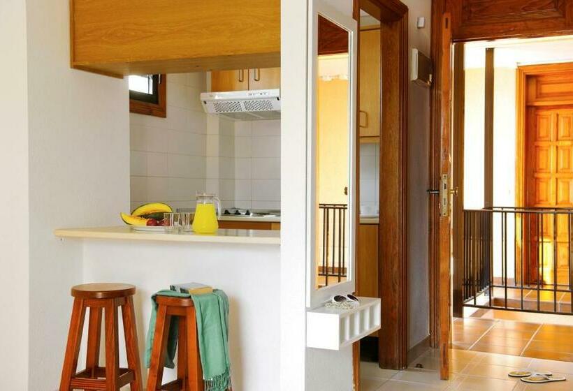 استودیوی استاندارد, Coral Compostela Beach