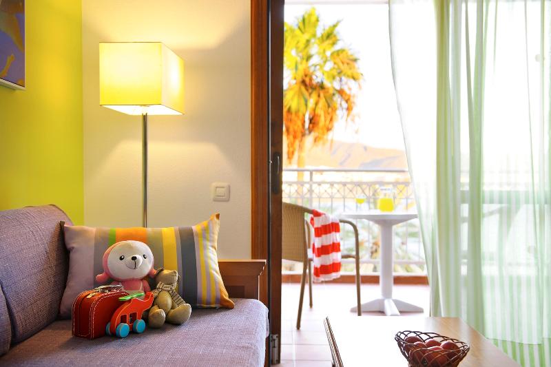 استودیوی استاندارد, Coral Compostela Beach