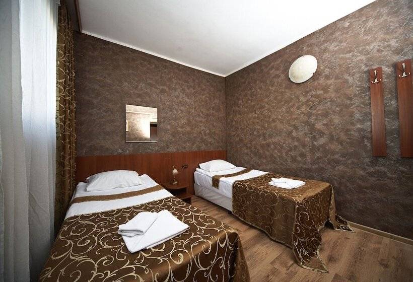 חדר סטנדרט לשלושה, Akord