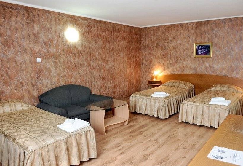 חדר סטנדרט לשלושה, Akord