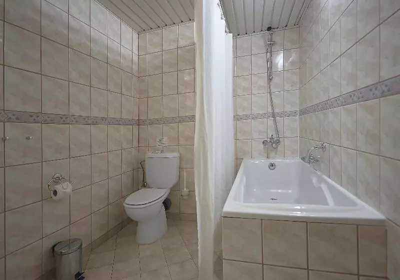 اتاق استاندارد سه نفره, Akord