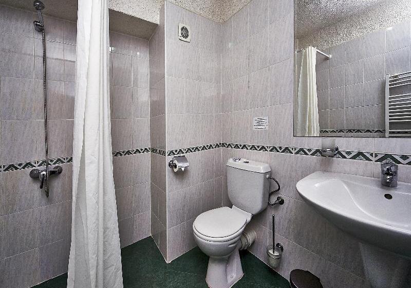 חדר סטנדרט לשלושה, Akord