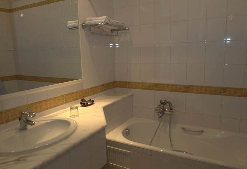 标准单人间, Marina Palace