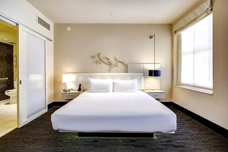 身障者適用キングサイズベッドルーム, THE MIDLAND HOTEL, Chicago, a Tribute Portfolio Hotel
