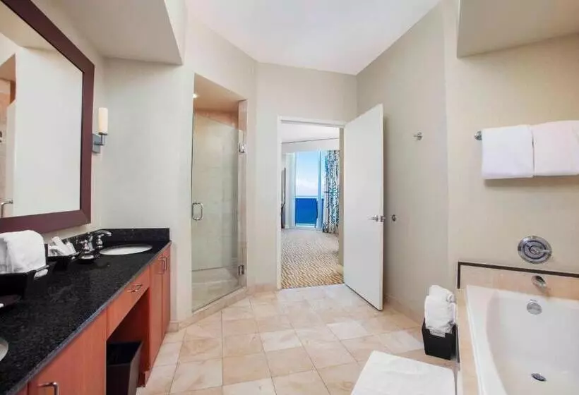 سوییت با چشم‌انداز دریا, Trump International Beach Resort