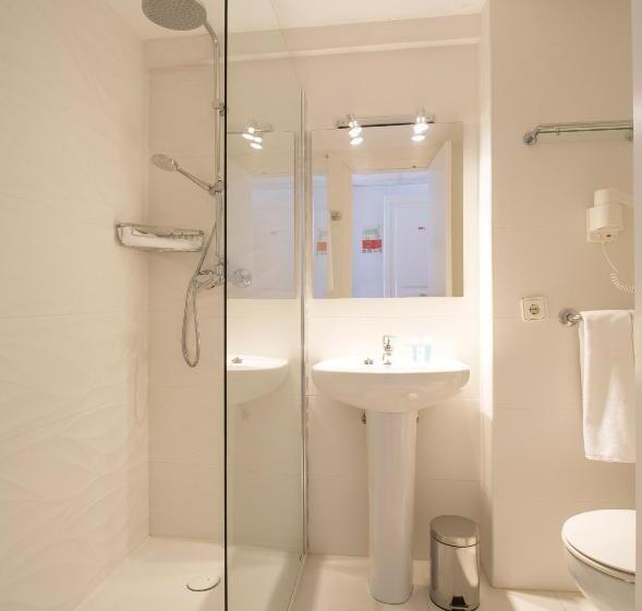 חדר משפחתי, Coral Star