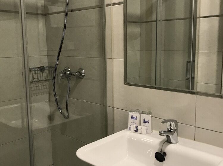 اتاق استاندارد سه نفره, Hostal El Pilar