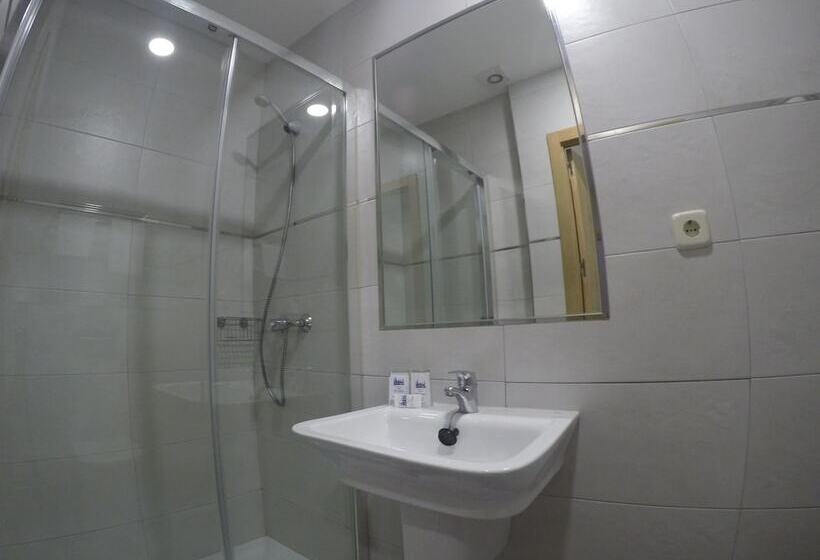 اتاق استاندارد سه نفره, Hostal El Pilar