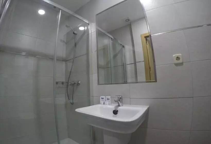 اتاق استاندارد سه نفره, Hostal El Pilar