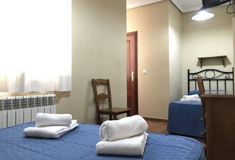 اتاق استاندارد سه نفره, Hostal El Pilar
