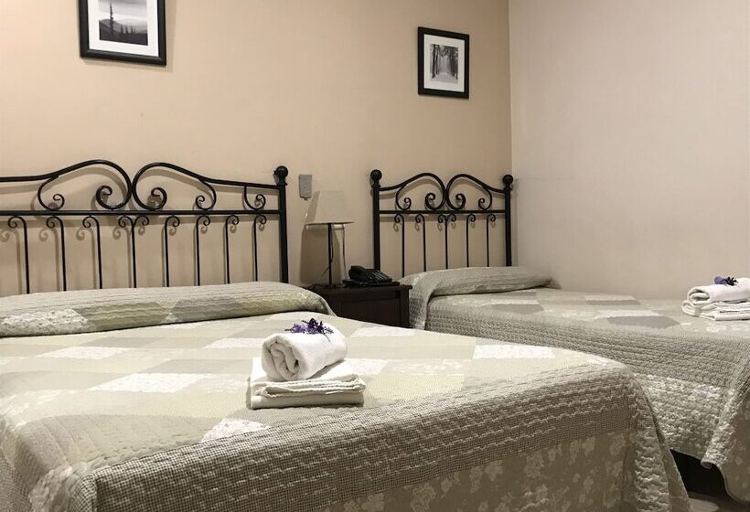 اتاق استاندارد سه نفره, Hostal El Pilar