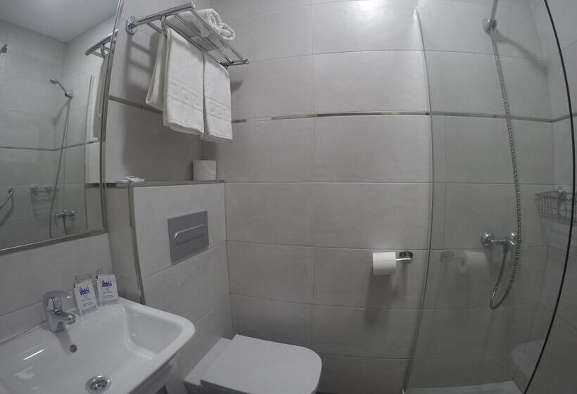 اتاق استاندارد چهار تخته, Hostal El Pilar