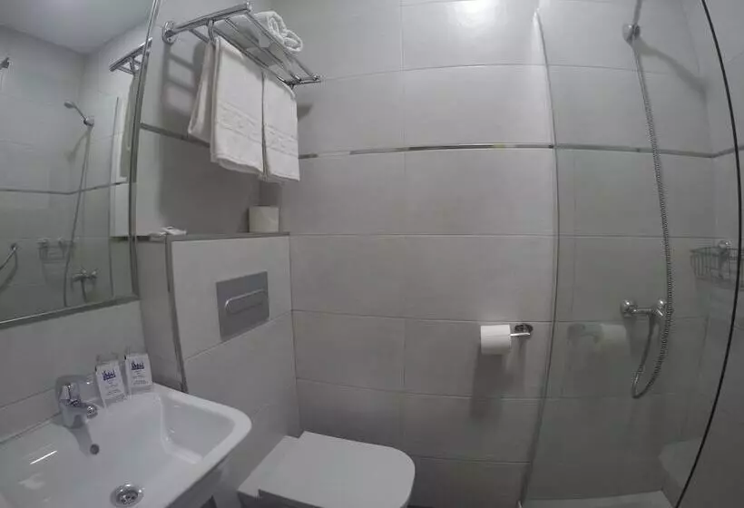 اتاق استاندارد چهار تخته, Hostal El Pilar