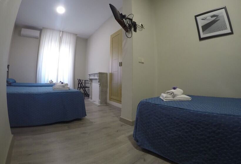 اتاق استاندارد چهار تخته, Hostal El Pilar