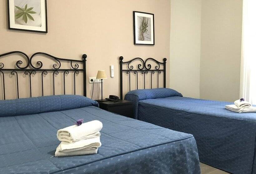 اتاق استاندارد سه نفره, Hostal El Pilar