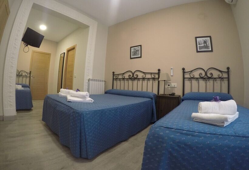 اتاق استاندارد سه نفره, Hostal El Pilar