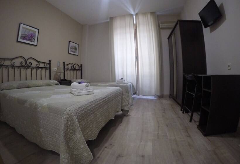 اتاق استاندارد سه نفره, Hostal El Pilar