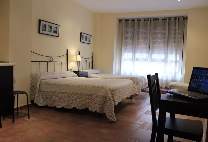 اتاق استاندارد سه نفره, Hostal El Pilar