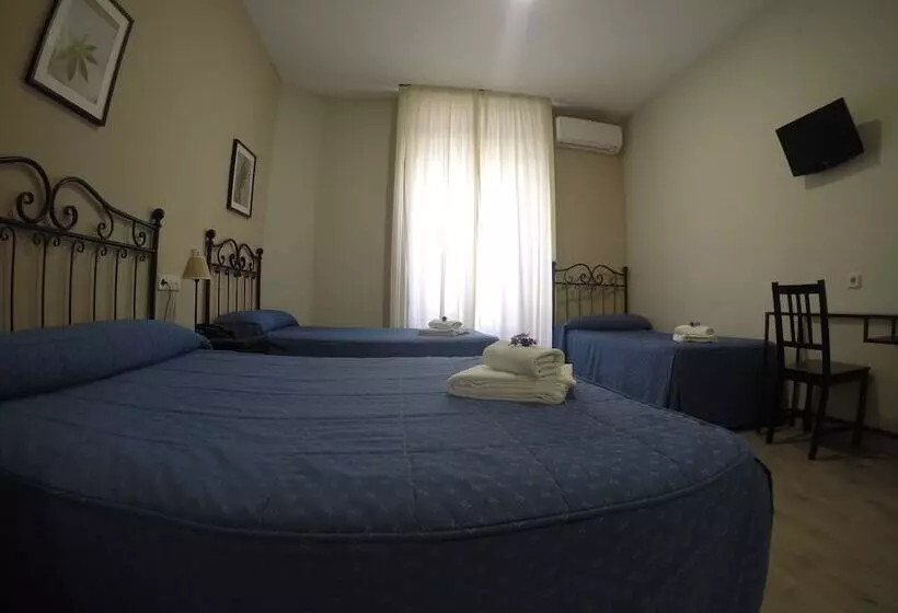 اتاق استاندارد سه نفره, Hostal El Pilar